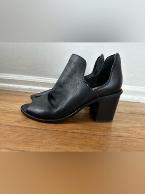Chinese Laundry Black Open-Side Block Heel Pumps size 7.5